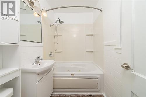100 Dunn Avenue, Chatham, ON - Indoor Photo Showing Bathroom