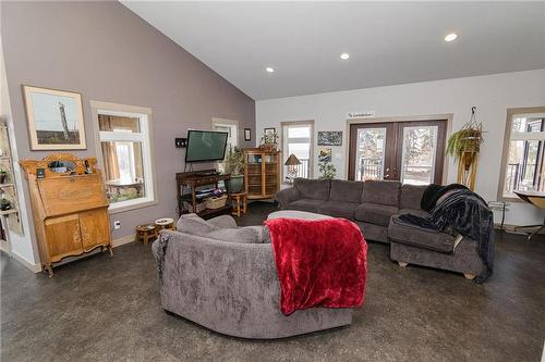 31051 31 Road W, Dufferin, MB - Indoor Photo Showing Living Room