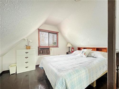 91 Higgins Lane, Onanole, MB - Indoor Photo Showing Bedroom