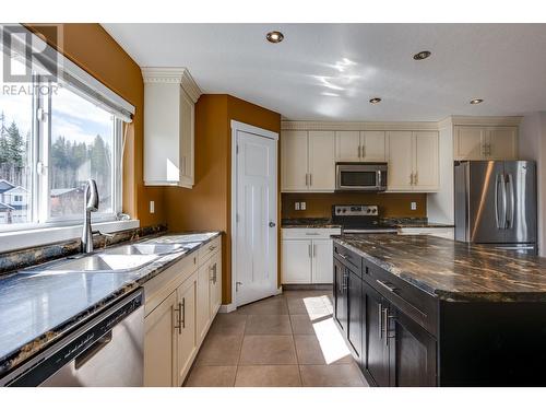 7587 Creekside Way, Prince George, BC - Indoor Photo Showing Kitchen With Double Sink