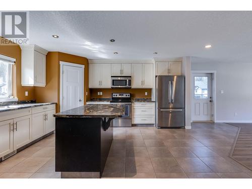 7587 Creekside Way, Prince George, BC - Indoor Photo Showing Kitchen With Upgraded Kitchen