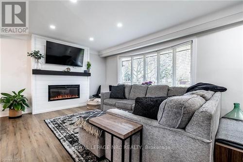 6921 Freeman Street, Niagara Falls, ON - Indoor Photo Showing Living Room With Fireplace