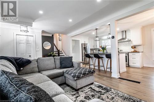 6921 Freeman Street, Niagara Falls, ON - Indoor Photo Showing Living Room