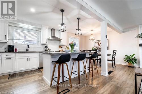 6921 Freeman Street, Niagara Falls, ON - Indoor Photo Showing Kitchen With Upgraded Kitchen