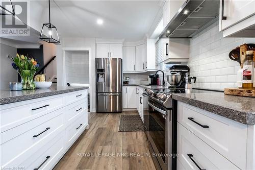 6921 Freeman Street, Niagara Falls, ON - Indoor Photo Showing Kitchen With Upgraded Kitchen