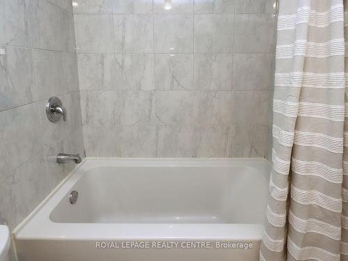 4142 Quaker Hill Dr, Mississauga, ON - Indoor Photo Showing Bathroom