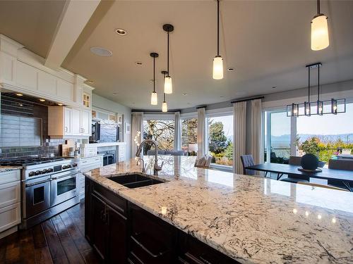 5998 Icarus Dr, Nanaimo, BC - Indoor Photo Showing Kitchen With Double Sink