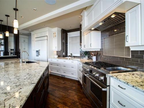 5998 Icarus Dr, Nanaimo, BC - Indoor Photo Showing Kitchen With Upgraded Kitchen