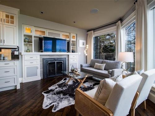 5998 Icarus Dr, Nanaimo, BC - Indoor Photo Showing Living Room With Fireplace