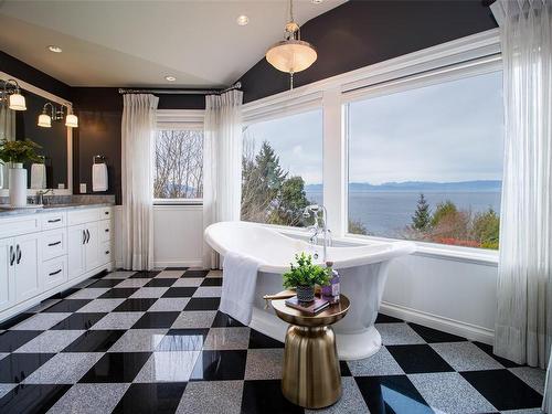 5998 Icarus Dr, Nanaimo, BC - Indoor