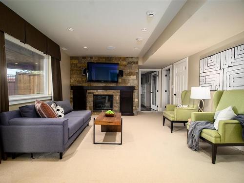 5998 Icarus Dr, Nanaimo, BC - Indoor Photo Showing Living Room With Fireplace