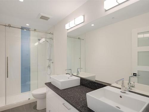 604-916 Lyall St, Esquimalt, BC - Indoor Photo Showing Bathroom