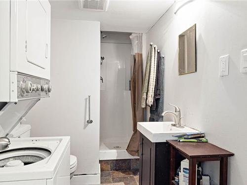 155 Giggleswick Pl, Nanaimo, BC - Indoor Photo Showing Laundry Room