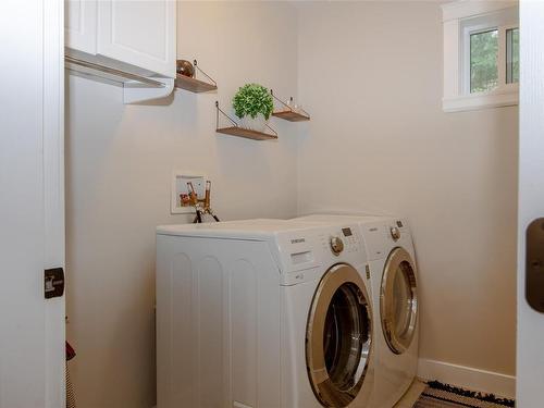 989 Walfred Rd, Langford, BC - Indoor Photo Showing Laundry Room