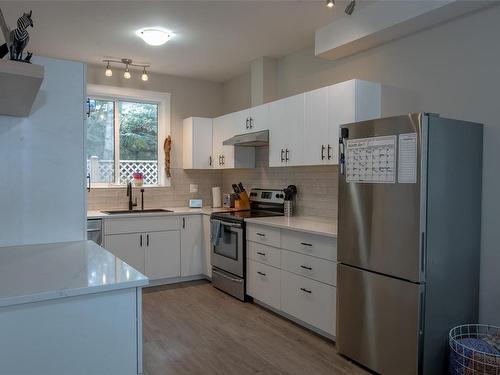 989 Walfred Rd, Langford, BC - Indoor Photo Showing Kitchen