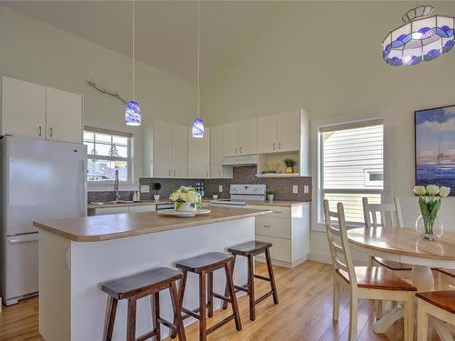 8127 Musgrave St, Crofton, BC - Indoor Photo Showing Kitchen