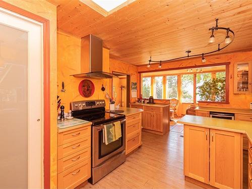 1450 North End Rd, Salt Spring, BC - Indoor Photo Showing Kitchen