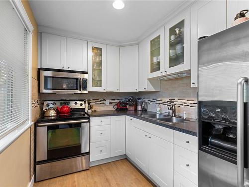 4957 Ney Dr, Nanaimo, BC - Indoor Photo Showing Kitchen With Double Sink