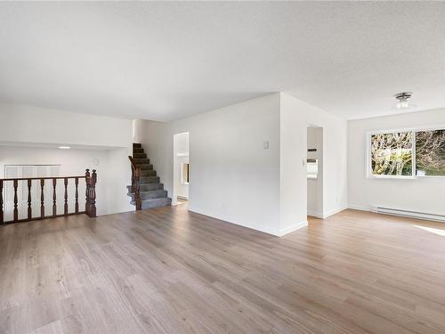 452 Dogwood Rd, Qualicum Beach, BC - Indoor Photo Showing Living Room