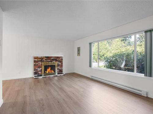 452 Dogwood Rd, Qualicum Beach, BC - Indoor Photo Showing Living Room With Fireplace