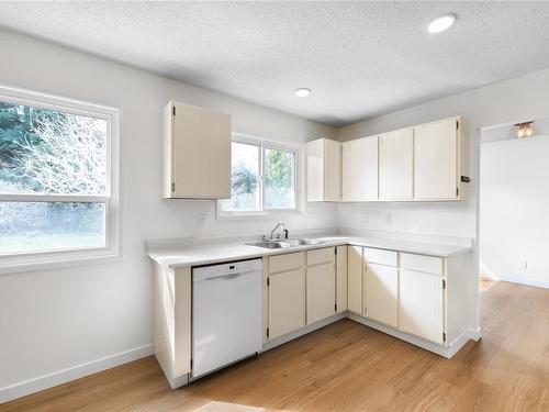 452 Dogwood Rd, Qualicum Beach, BC - Indoor Photo Showing Kitchen