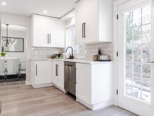 28-2022 Pacific Way, Kamloops, BC - Indoor Photo Showing Kitchen With Upgraded Kitchen