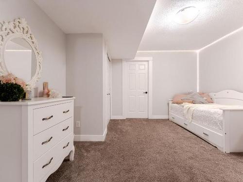 28-2022 Pacific Way, Kamloops, BC - Indoor Photo Showing Bedroom