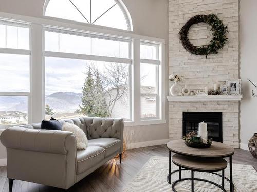 28-2022 Pacific Way, Kamloops, BC - Indoor Photo Showing Living Room With Fireplace