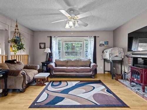 4683 Birch Lane, Barriere, BC - Indoor Photo Showing Living Room