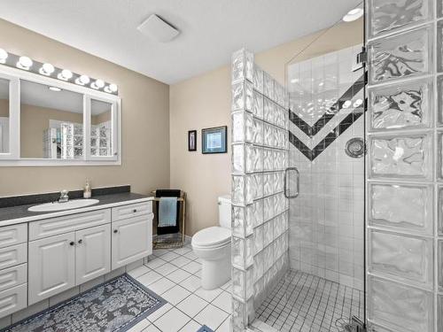 758 Chaparral Place, Kamloops, BC - Indoor Photo Showing Bathroom