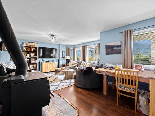 1837 Miller Rd, Merritt, BC - Indoor Photo Showing Living Room