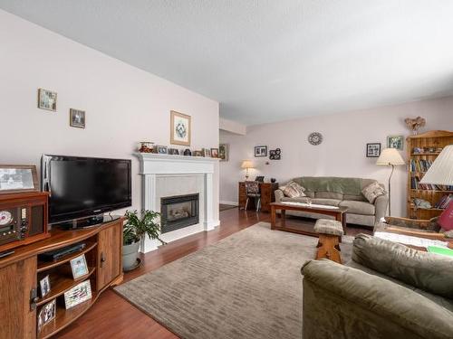 644 Brandon Ave, Kamloops, BC - Indoor Photo Showing Living Room With Fireplace