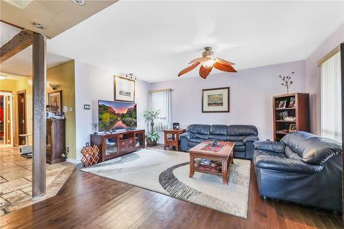 4556 Simcoe Street, Niagara Falls, ON - Indoor Photo Showing Living Room