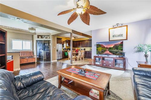 4556 Simcoe Street, Niagara Falls, ON - Indoor Photo Showing Living Room