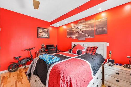 4556 Simcoe Street, Niagara Falls, ON - Indoor Photo Showing Bedroom