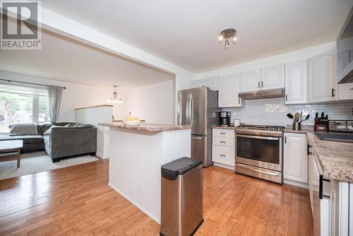30 Jamie Crescent, Petawawa, ON - Indoor Photo Showing Kitchen With Upgraded Kitchen