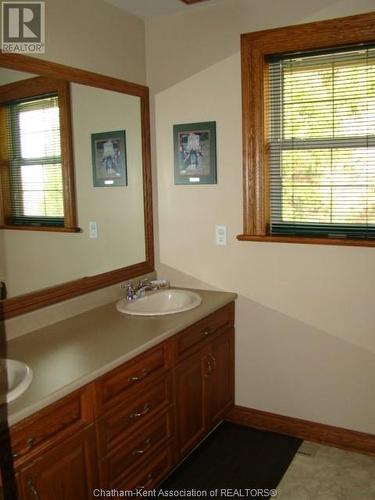 13725 Spence Line, Chatham-Kent, ON - Indoor Photo Showing Bathroom