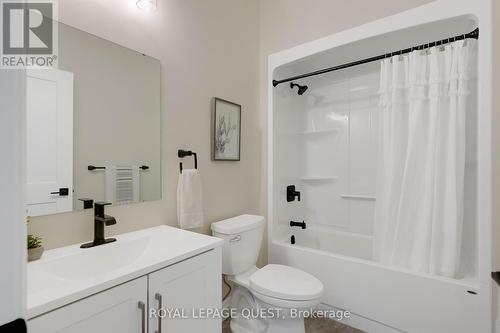 4400 518 Highway East, Kearney, ON - Indoor Photo Showing Bathroom