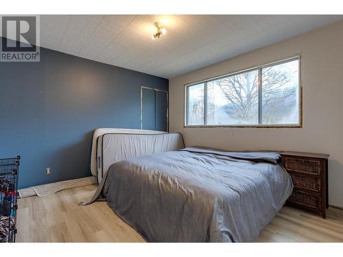 1538 Highway 6, Cherryville, BC - Indoor Photo Showing Living Room