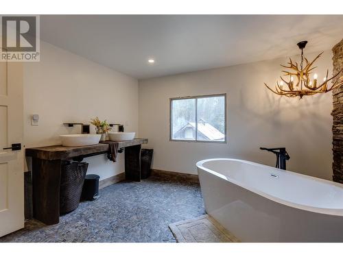 1538 Highway 6, Cherryville, BC - Indoor Photo Showing Bathroom