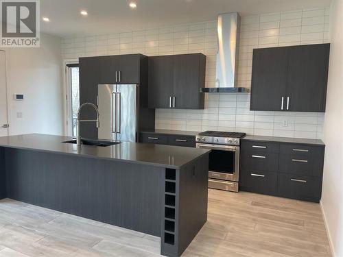 671 Ellis Street, Kelowna, BC - Indoor Photo Showing Kitchen With Upgraded Kitchen