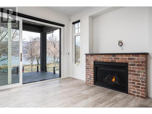 671 Ellis Street, Kelowna, BC - Indoor Photo Showing Living Room With Fireplace