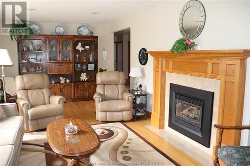 931 Charing Cross Rd Road, Chatham, ON - Indoor Photo Showing Living Room With Fireplace