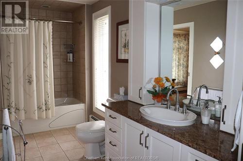 931 Charing Cross Rd Road, Chatham, ON - Indoor Photo Showing Bathroom