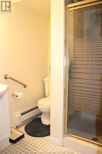 931 Charing Cross Rd Road, Chatham, ON - Indoor Photo Showing Bathroom