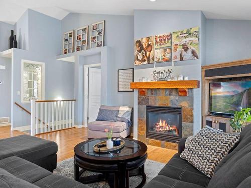 4924 Windsong Crescent, Kelowna, BC - Indoor Photo Showing Living Room
