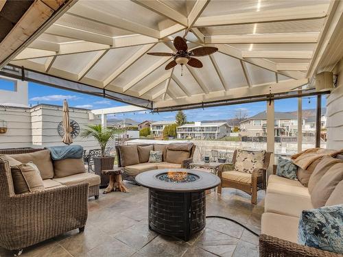 1686 Pritchard Drive, West Kelowna, BC - Indoor Photo Showing Living Room