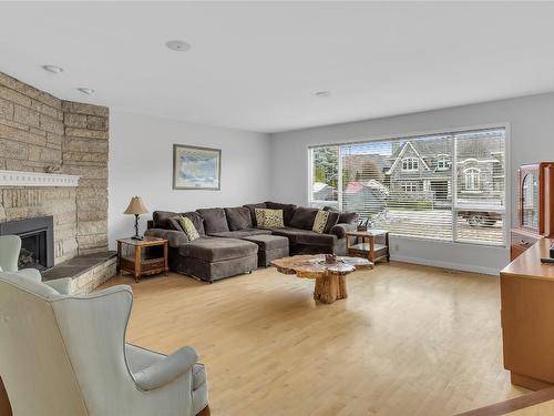 1686 Pritchard Drive, West Kelowna, BC - Indoor Photo Showing Living Room With Fireplace