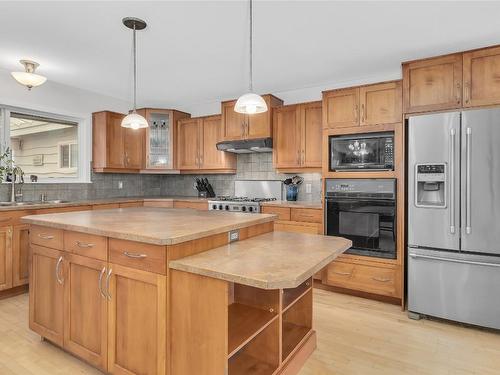 1686 Pritchard Drive, West Kelowna, BC - Indoor Photo Showing Kitchen With Double Sink