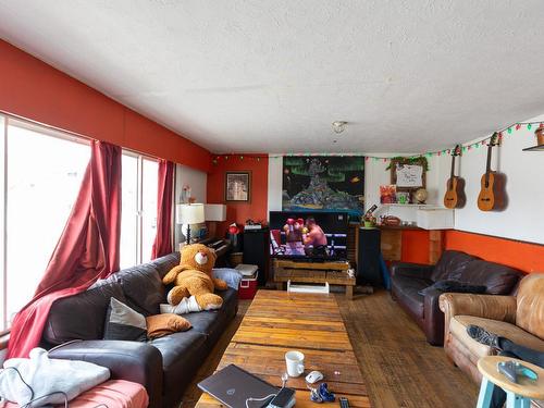 2343 Pandosy Street, Kelowna, BC - Indoor Photo Showing Living Room